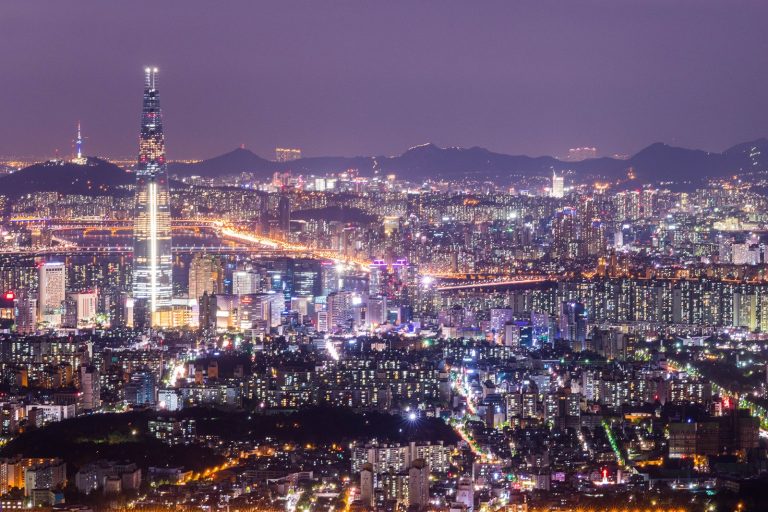 Kospi Falls 3% as South Korea Virus Cases Hit 833