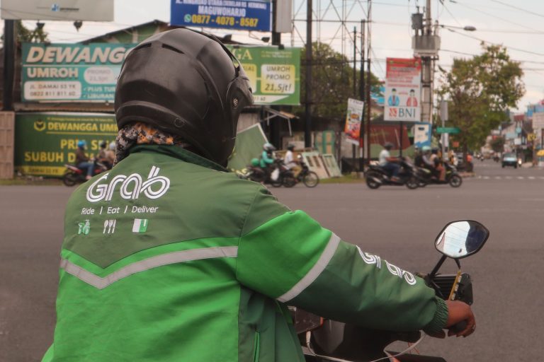 Grab and Gojek Merger Talks Revived with $300 Million Savings Goal