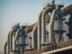 Study Finds 70% of Carbon Capture Projects Fail Aerial view of an industrial carbon capture facility with pipes and storage tanks, surrounded by empty fields.