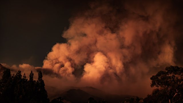 Hughes Fire Grows to 5,000 Acres, Forcing Evacuations Near Castaic Lake Orange flames race up dry hills toward Castaic Lake as smoke towers over fleeing traffic and emergency vehicles.