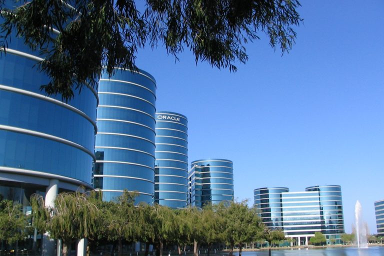 Oracle Shares Decline Amid Broader Tech Selloff Over AI Spending Concerns
