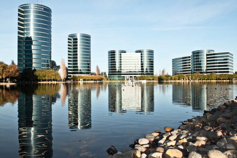 Oracle Shares Extend Slide as Market Patience Wanes on AI Spending