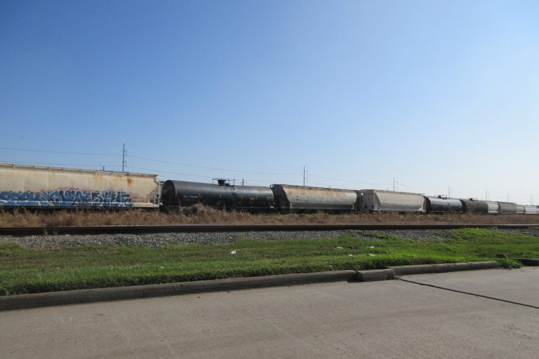 America’s Freight Giants Face Diesel Dilemma as Climate Pressure Mounts