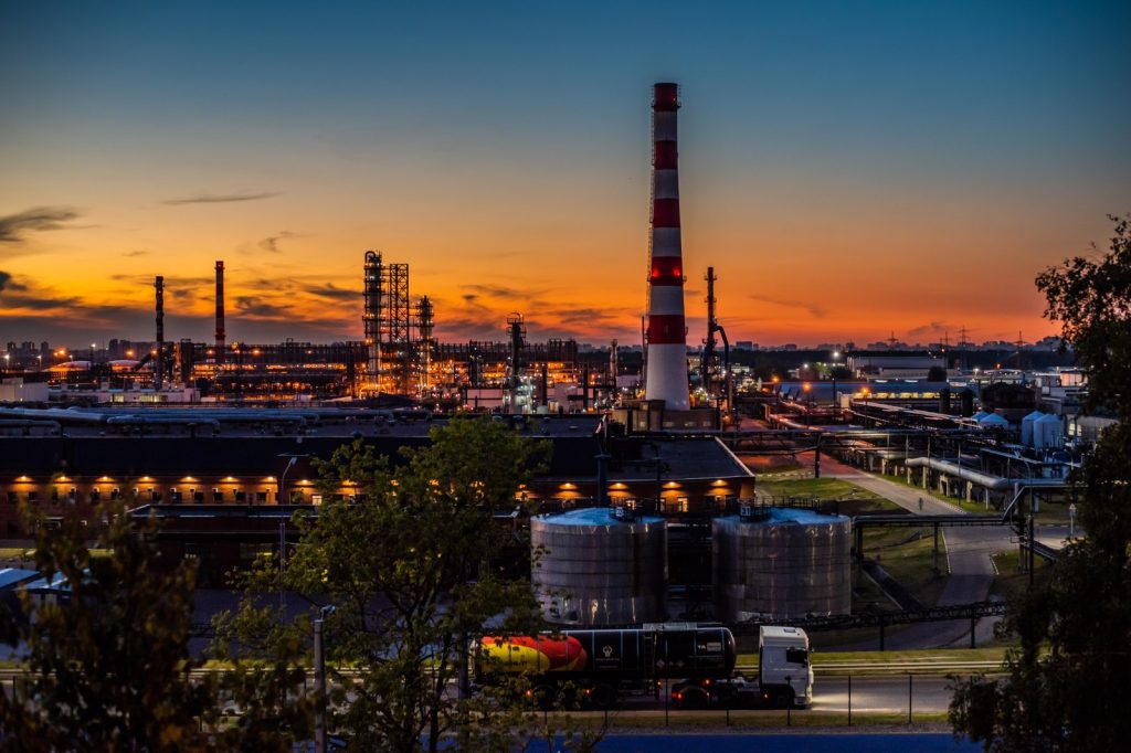 Drone strikes on Russian refineries send Brent crude past 85