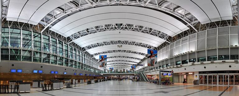 Solo Travelers Save About 30% on Airfare Compared to Groups This Summer