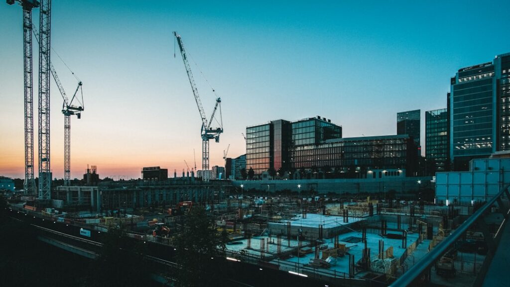 Heineken brewery tanks under construction in Ponta Grossa, Brazil, showing cranes and steel framework amid expansion works.
