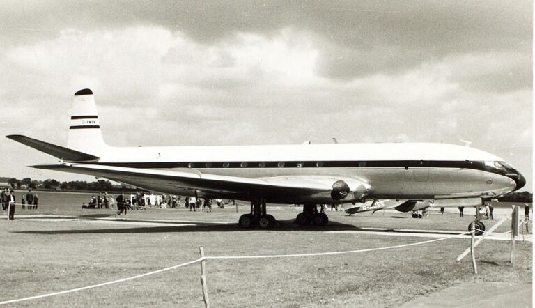 De Havilland Comet and Boeing 707 Revolutionized Air Travel