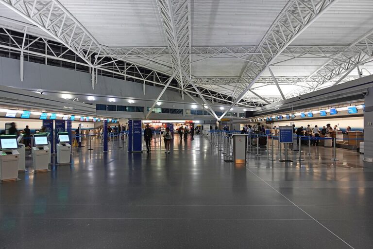 Christmas Flight Booking Window Narrows as Fall Arrives