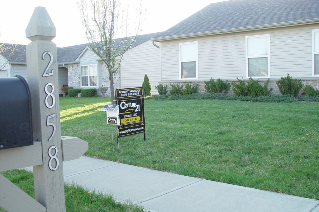 US home sales slow to weakest pace in over a year as rates rise