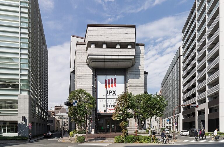Nikkei Falls 2.8% as $108 Oil and BOJ Rate Fears Grip Tokyo