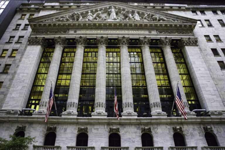 US Earnings Season Intensifies as High Interest Rates Pressure Tech Valuations